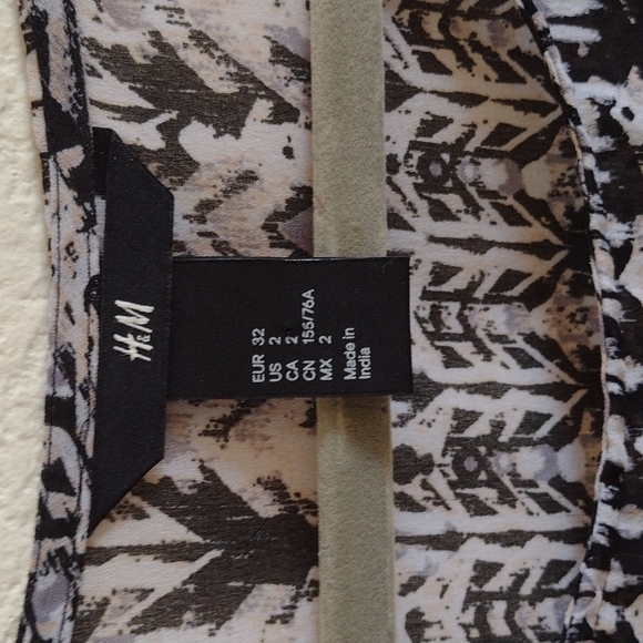 🖤 H&M Soft Sheer Black, White, Gray, Tan Print Sleeveless CoverUp Tunic Top US2 - Picture 2 of 12